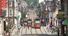 Vue sur la rue Gambetta avec deux tramways dans le quartier des Halles