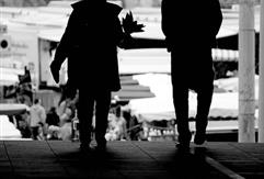 Couple en silhouette, revenant du marché des Jacobins, au Mans